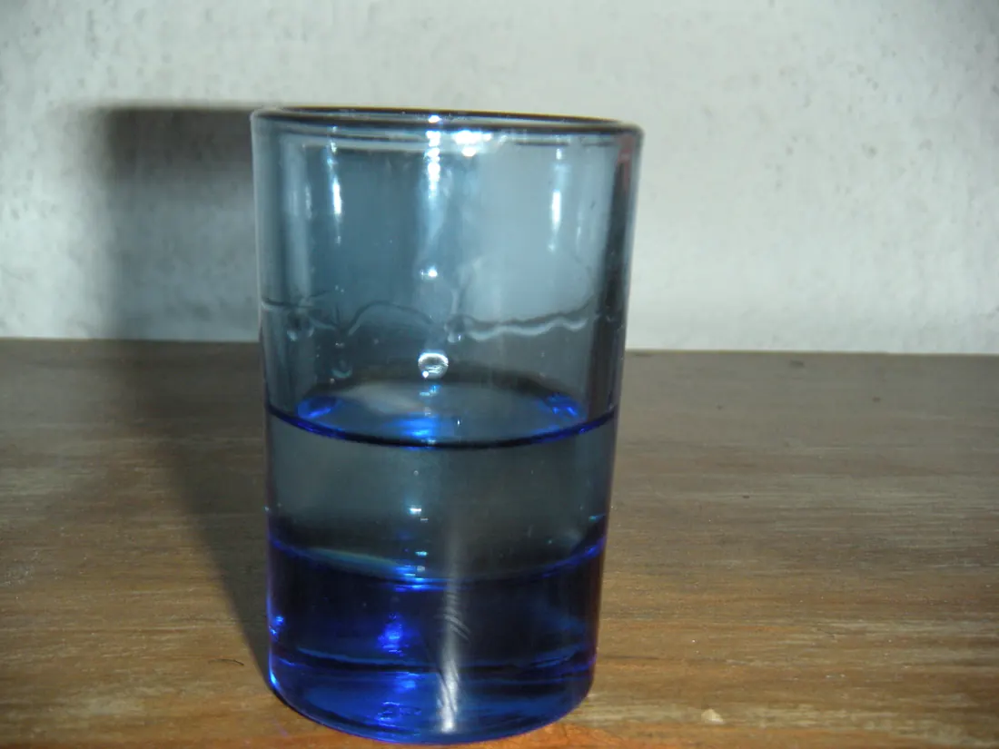 Tradiční hliněná copita sklenička s mezcalem