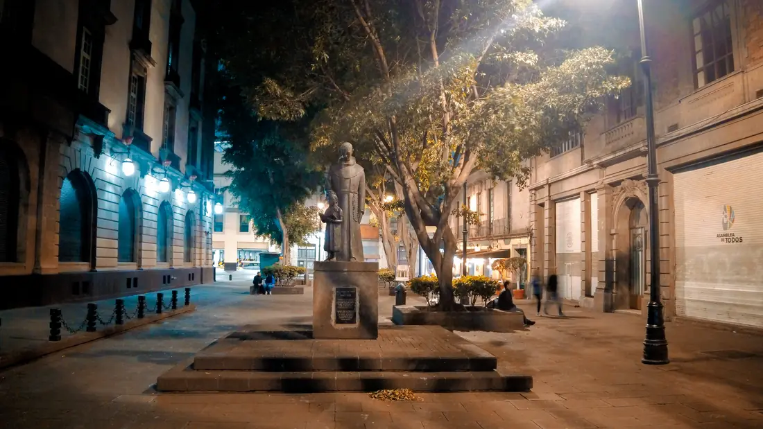 Osvětlené náměstí Plaza de Gante v historickém centru Mexico City v noci