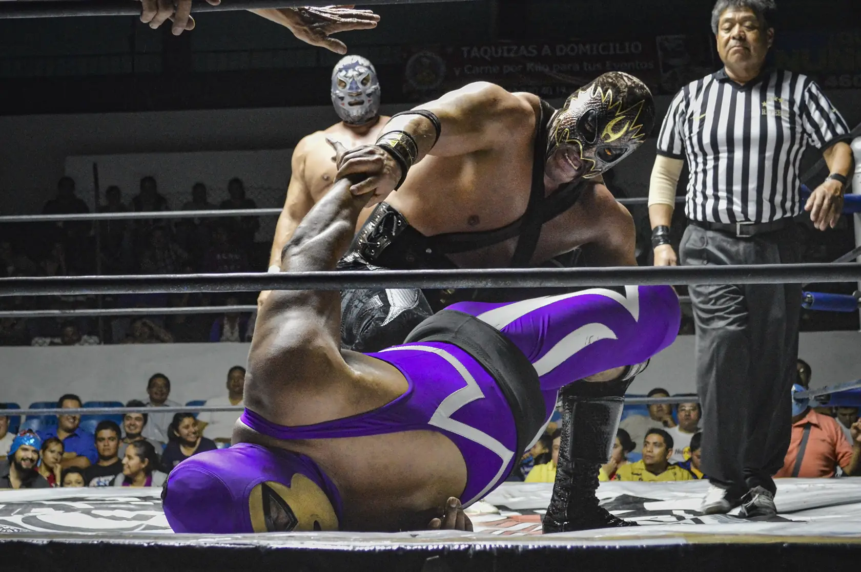 Dva maskovaní zápasníci Lucha Libre v zápase naživo v ringu